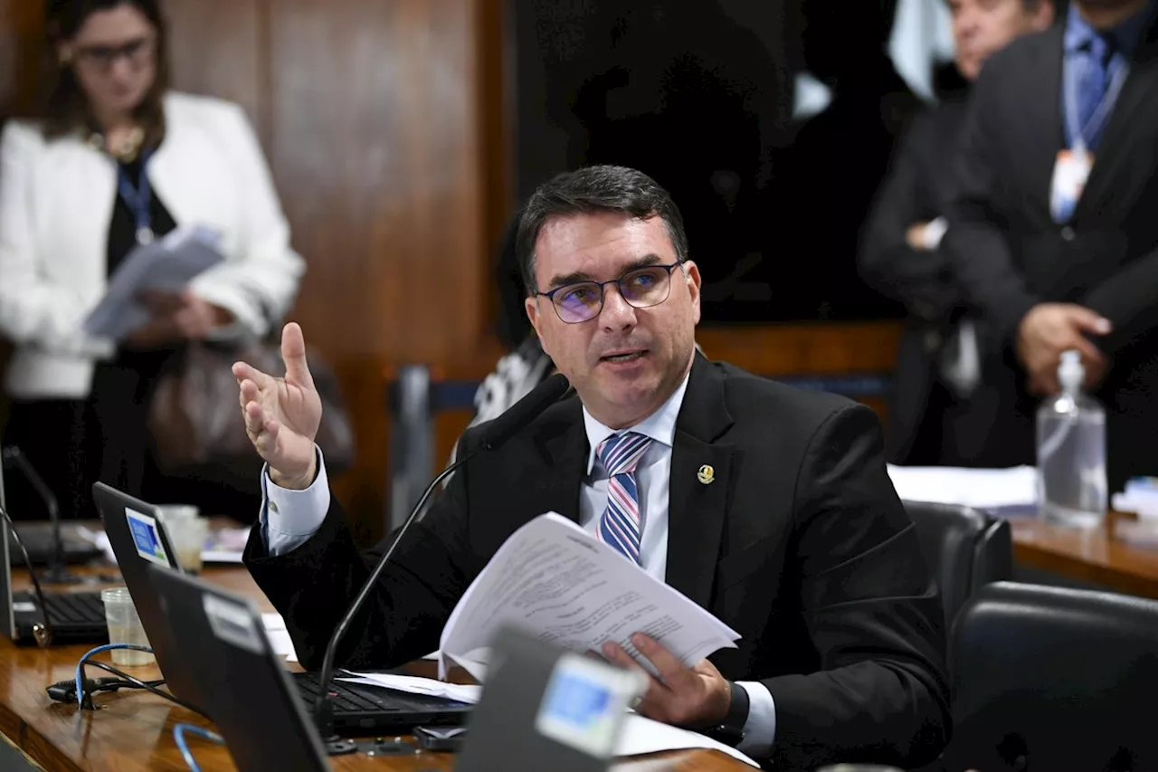 Áudio mostra Bolsonaro e Ramagem discutindo como blindar Flávio no caso das 'rachadinhas', segundo PF