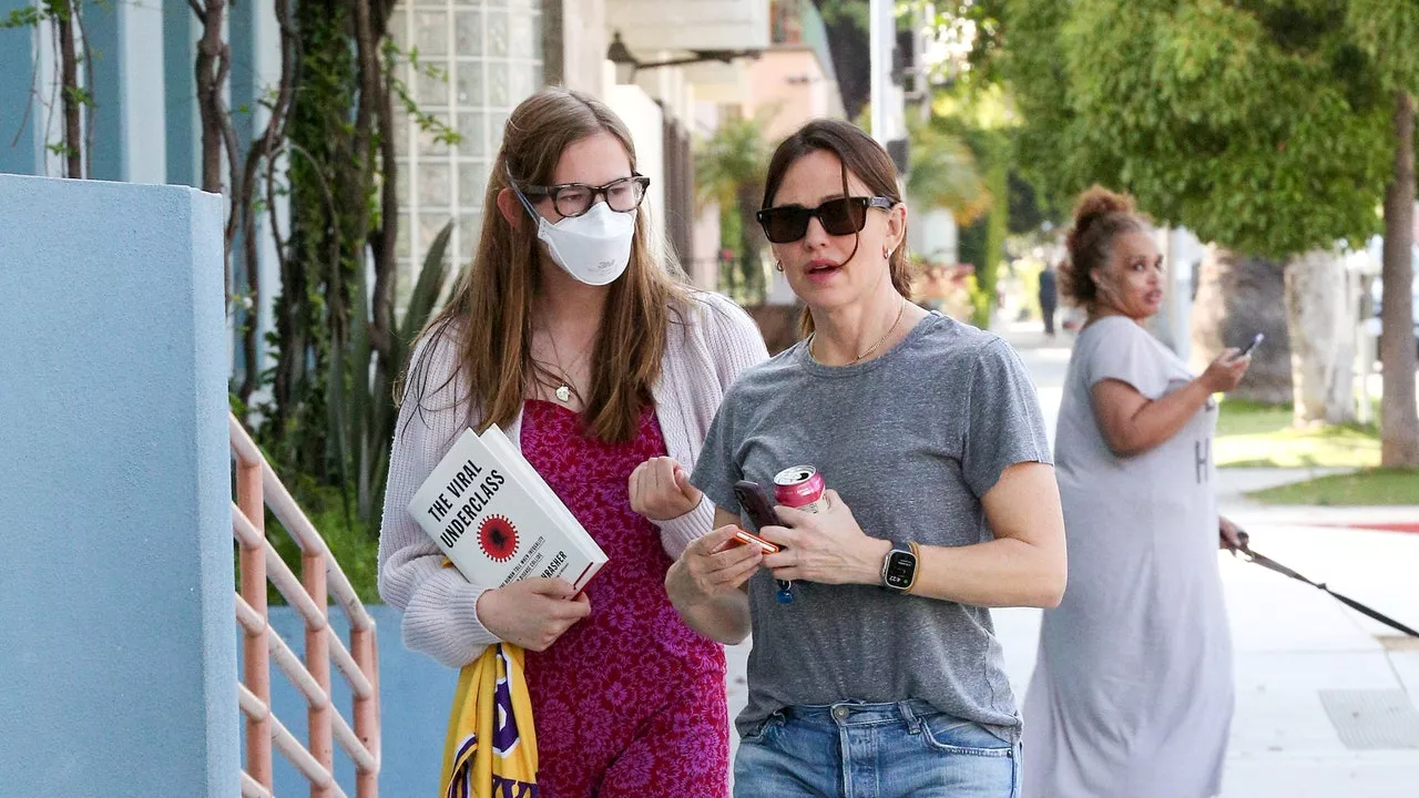 Violet Affleck explica por qué sigue llevando mascarilla y pide rechazar su prohibición en Estados Unidos