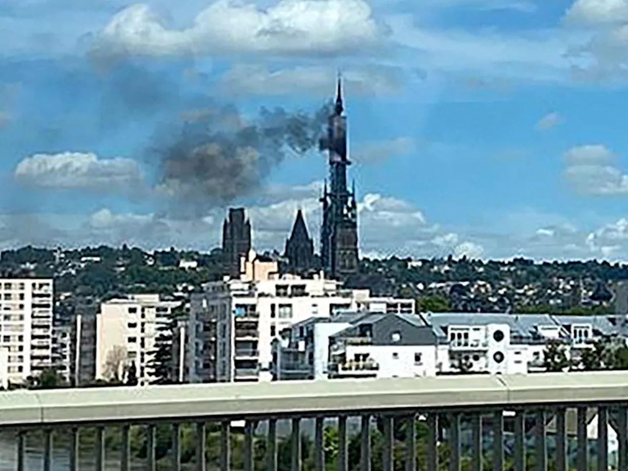 Feuer am Spitzturm von gotischer Kathedrale im französischen Rouen