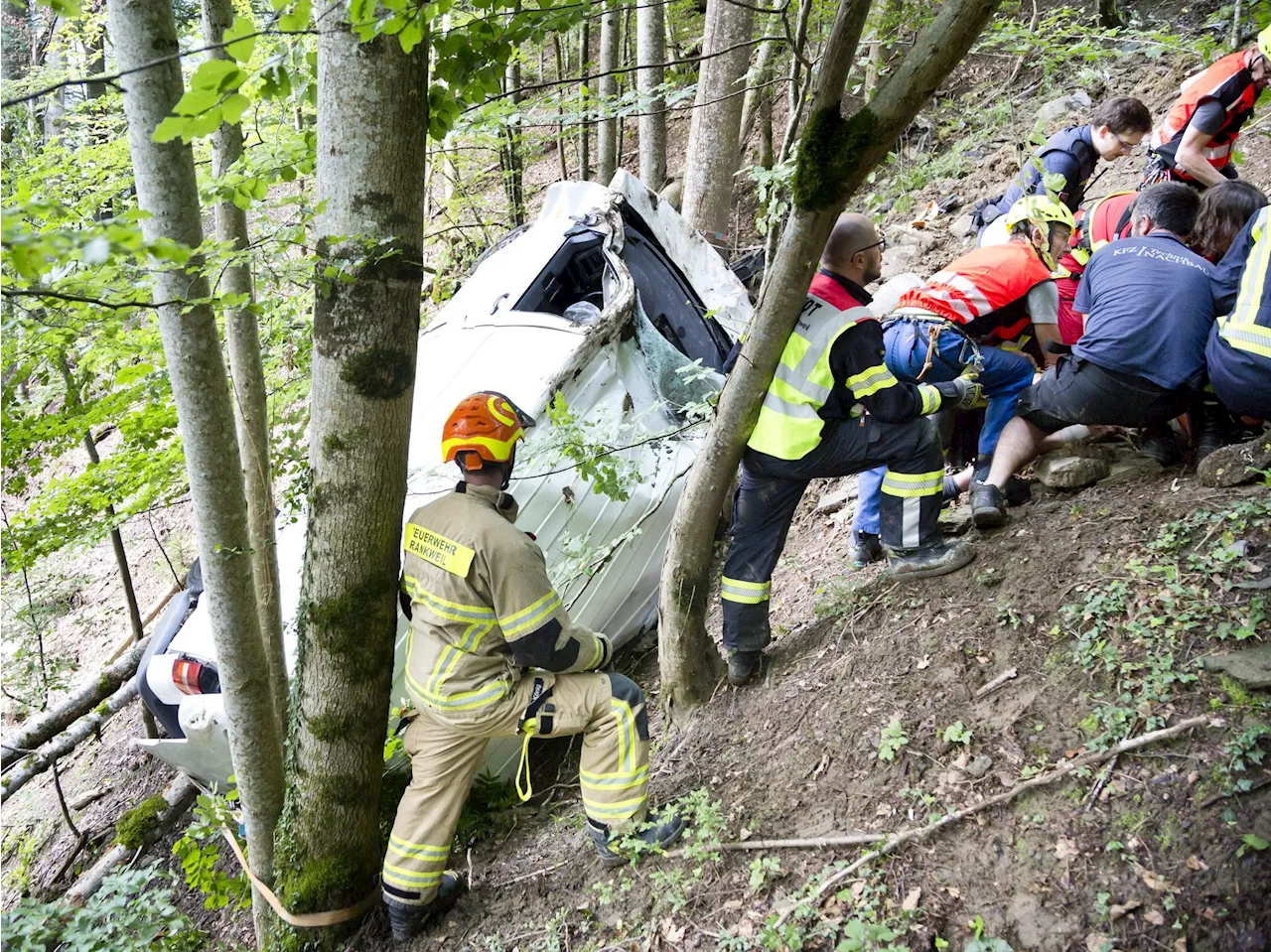 Schwerer Unfall auf Laternserstraße: VW-Bus stürzt über steiles Gelände