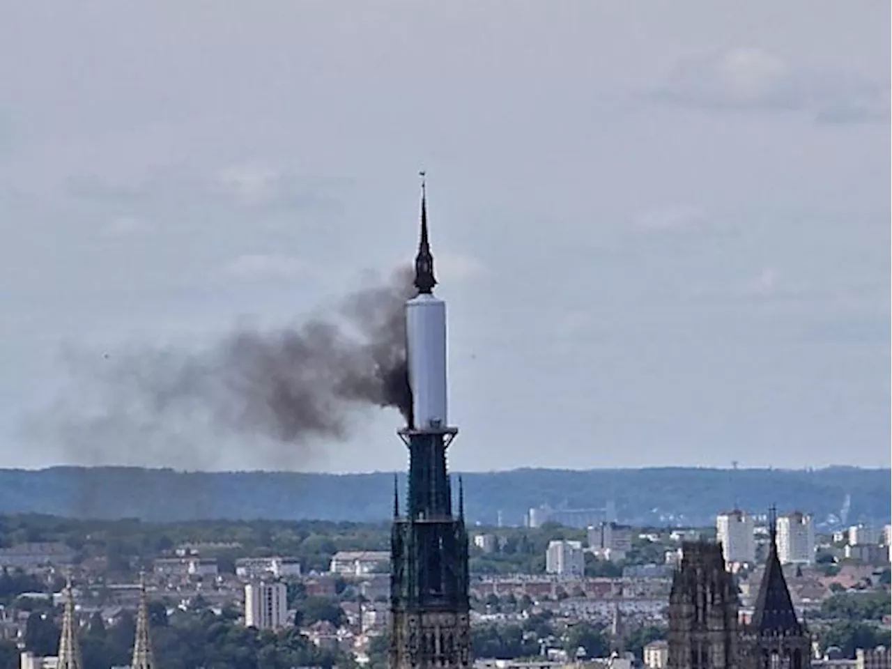 Turm der Kathedrale im französischen Rouen brannte