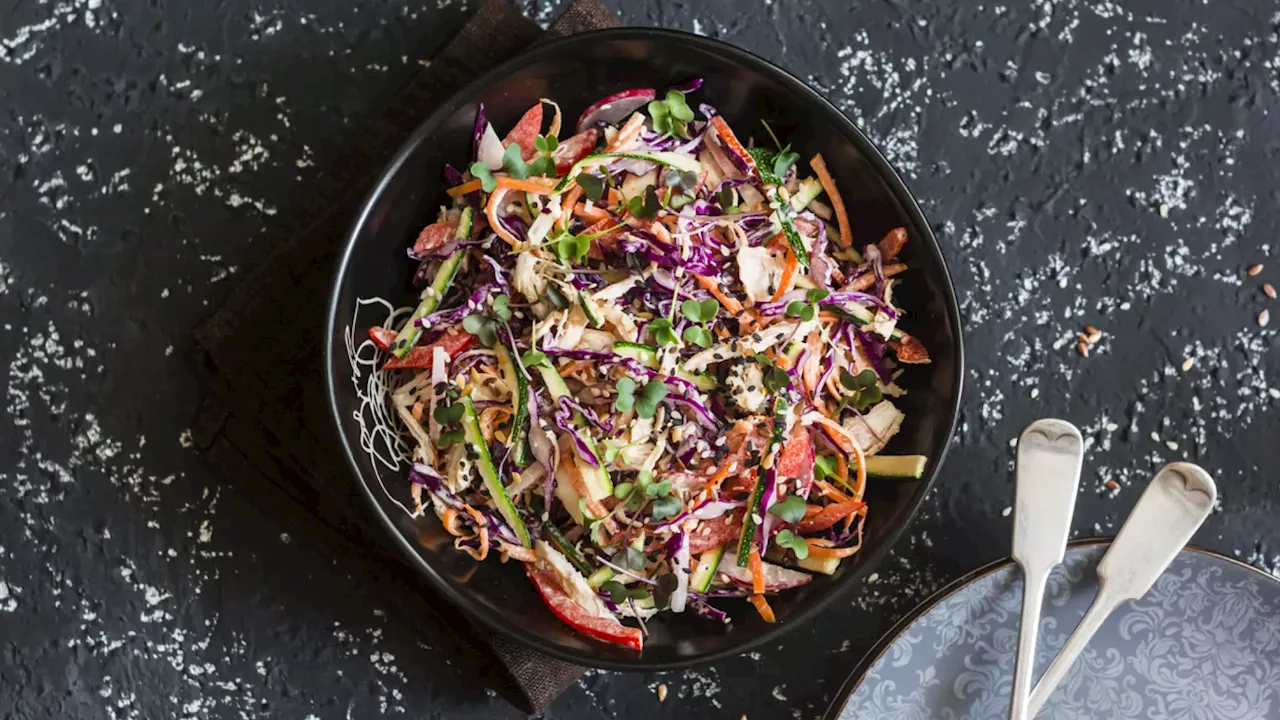 Ensalada de col y pollo al estilo mexicano, una receta fresquita y saludable