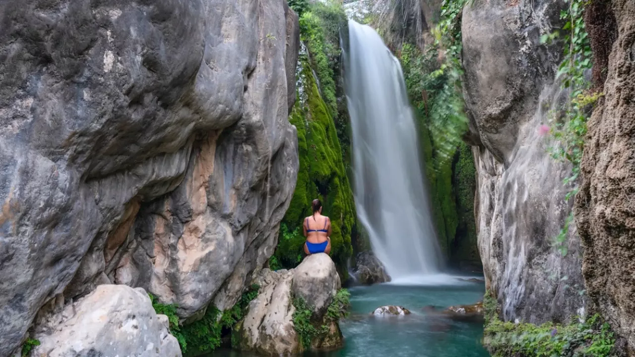 Las preciosas piscinas naturales con cascadas y manantiales que se esconden en el interior de Alicante