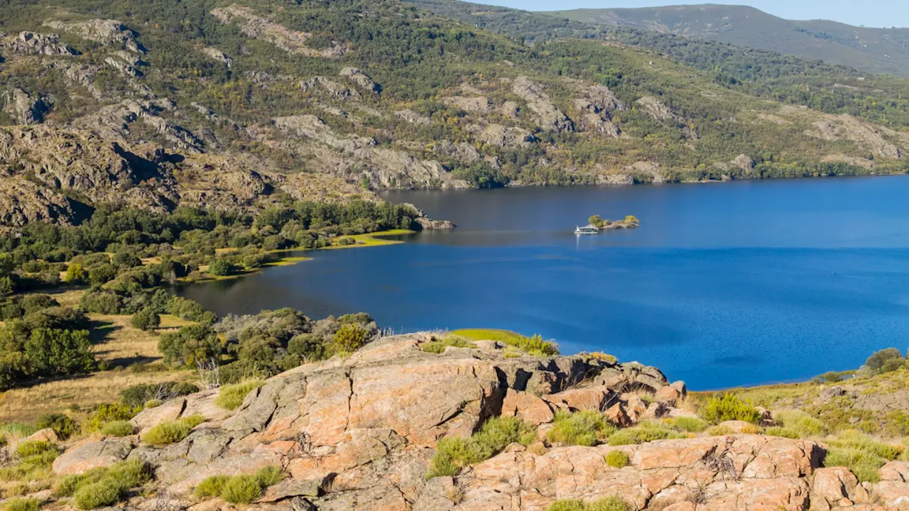 Refrescarse sin playa: cinco lagos y lagunas de España para darse un chapuzón