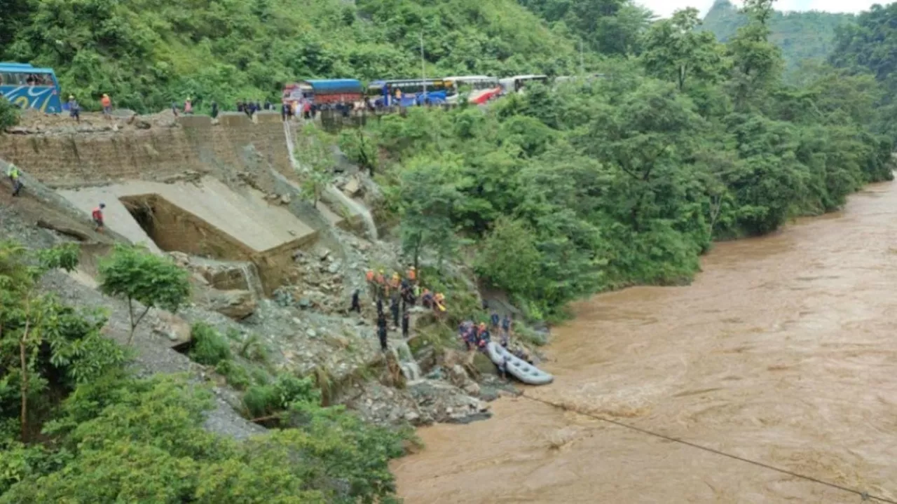 नेपाल में बड़ा हादसा, लैंडस्लाइड के बाद नदी में बहीं दो बसें, 7 भारतीयों की मौत... 50 से ज्यादा लापता