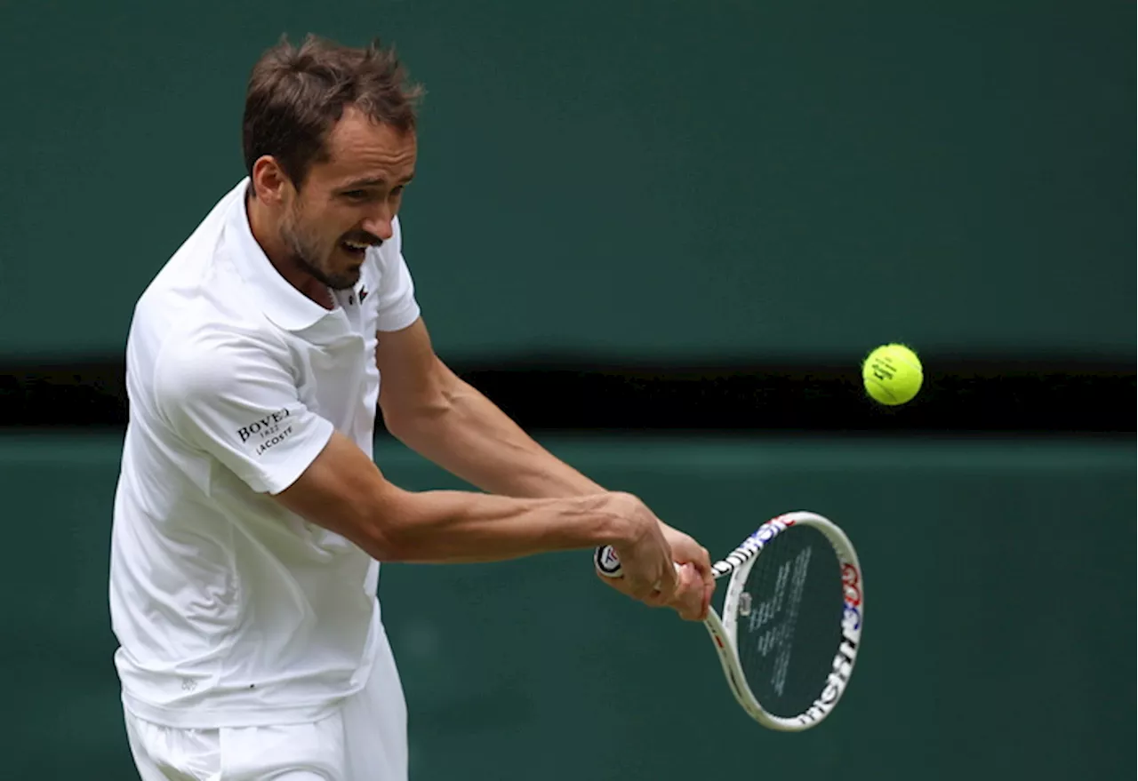 Colpo di rovescio di Medvedev nella semifinale di Wimbledon