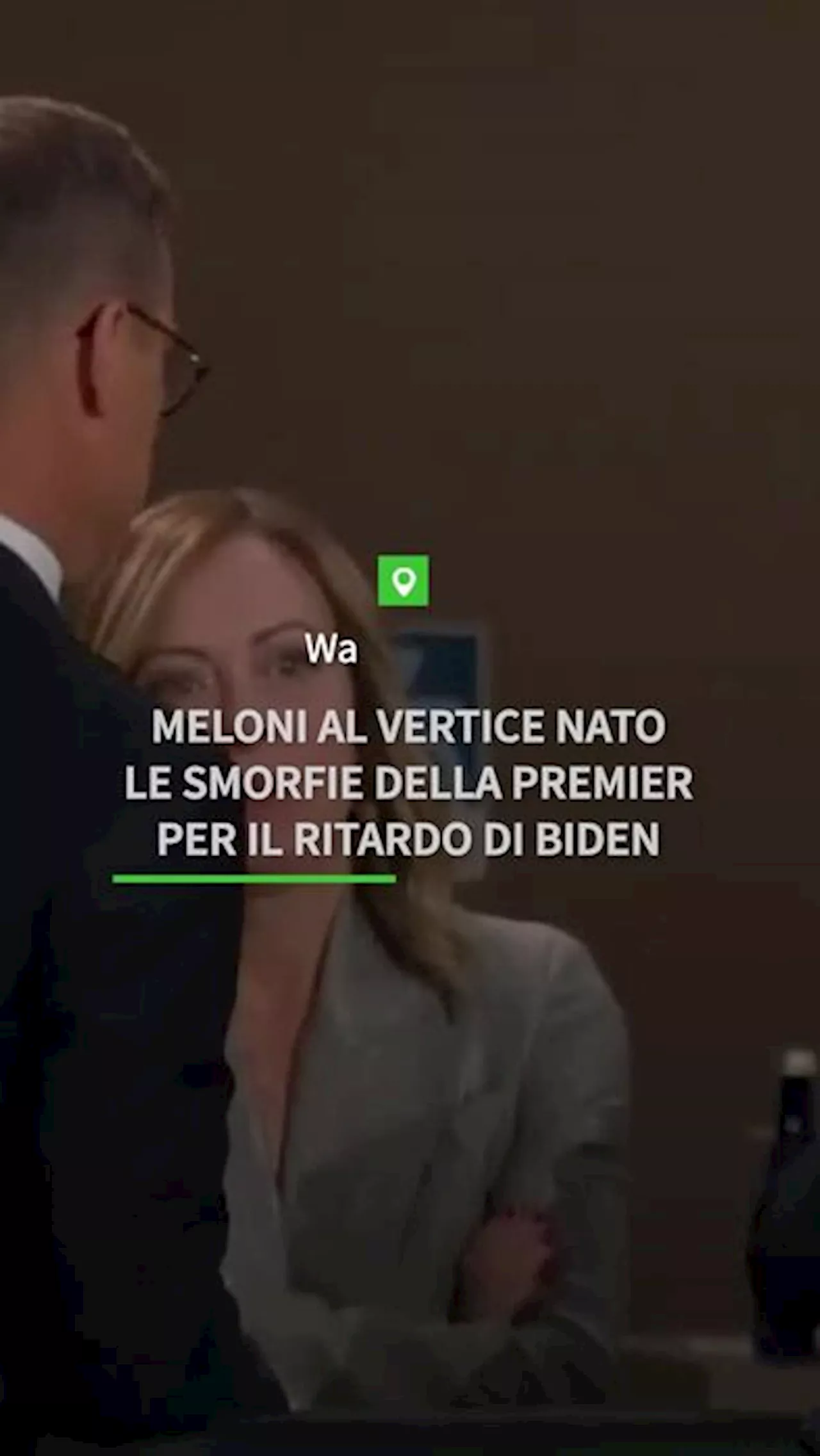 Meloni al vertice Nato, le smorfie della premier per il ritardo di Biden