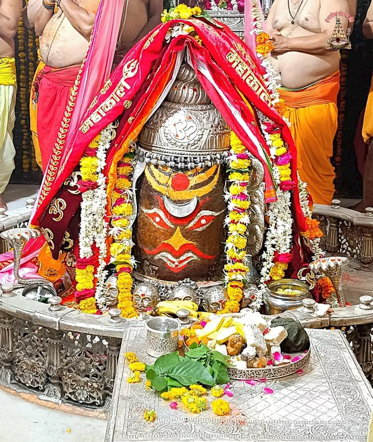 Ujjain Mahakal: नवीन मुकुट और मुंडमाला से हुआ महाकाल का शृंगार, बाबा के दिव्य दर्शनों का भक्तों ने लिया लाभ