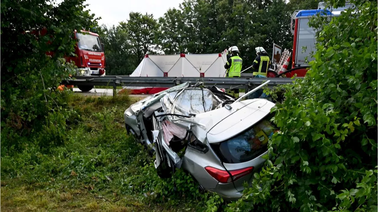 Tödlicher Unfall auf B30: 59-Jähriger kracht gegen Baum und stirbt