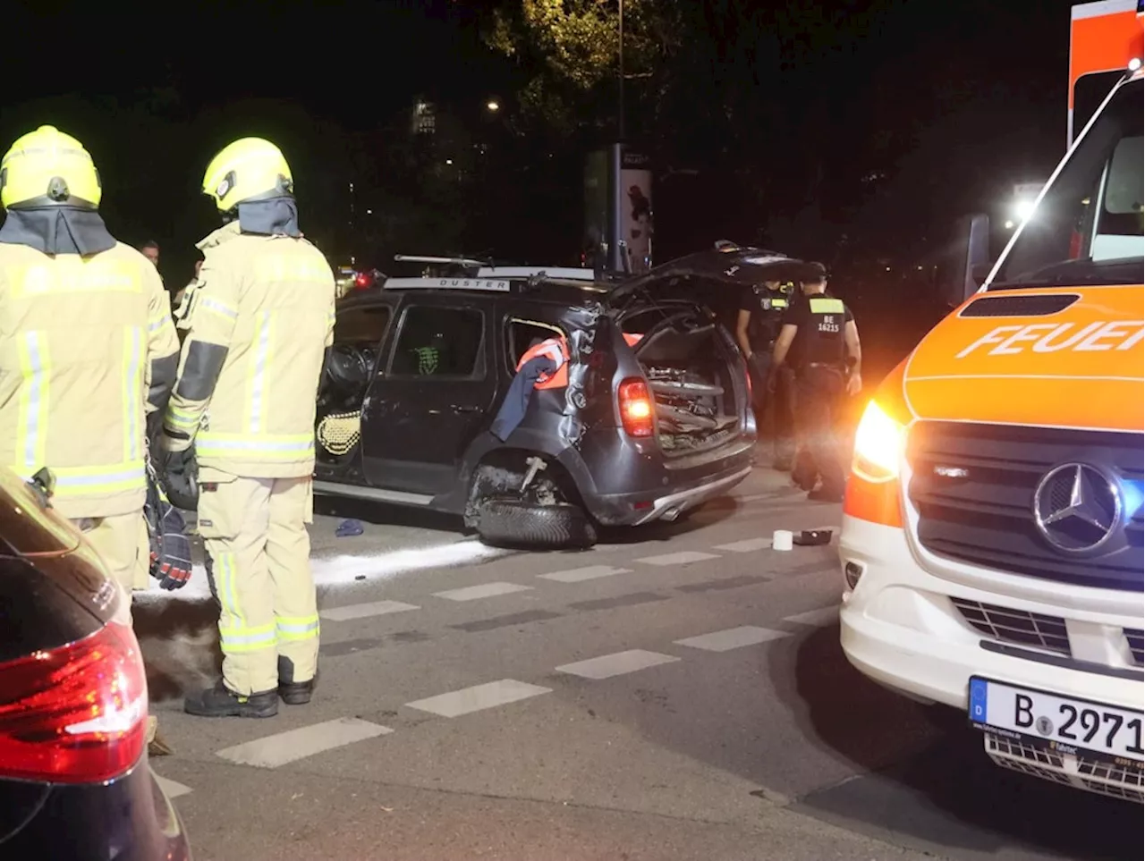 Unfall in Schöneberg: Dacia SUV kracht nach Zusammenstoß auf die Seite