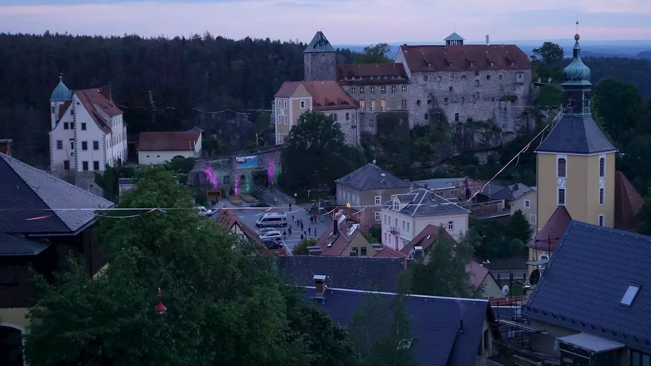 Sachsen: Ermittlungen gegen 13 Polizisten – Neonazi-Party auf Burg?