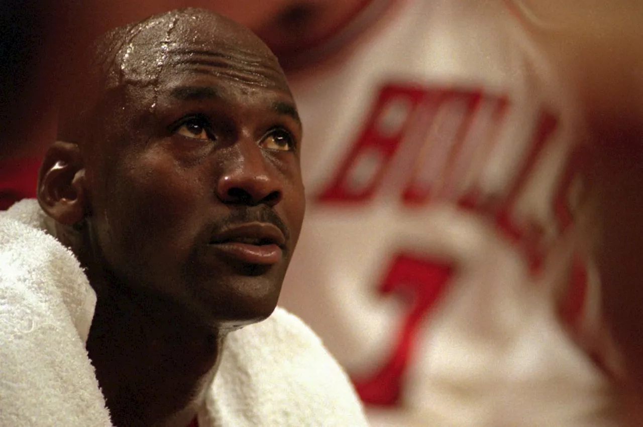 Today in Sports History: Michael Jordan signs $30.1, one-year contract with the Chicago Bulls