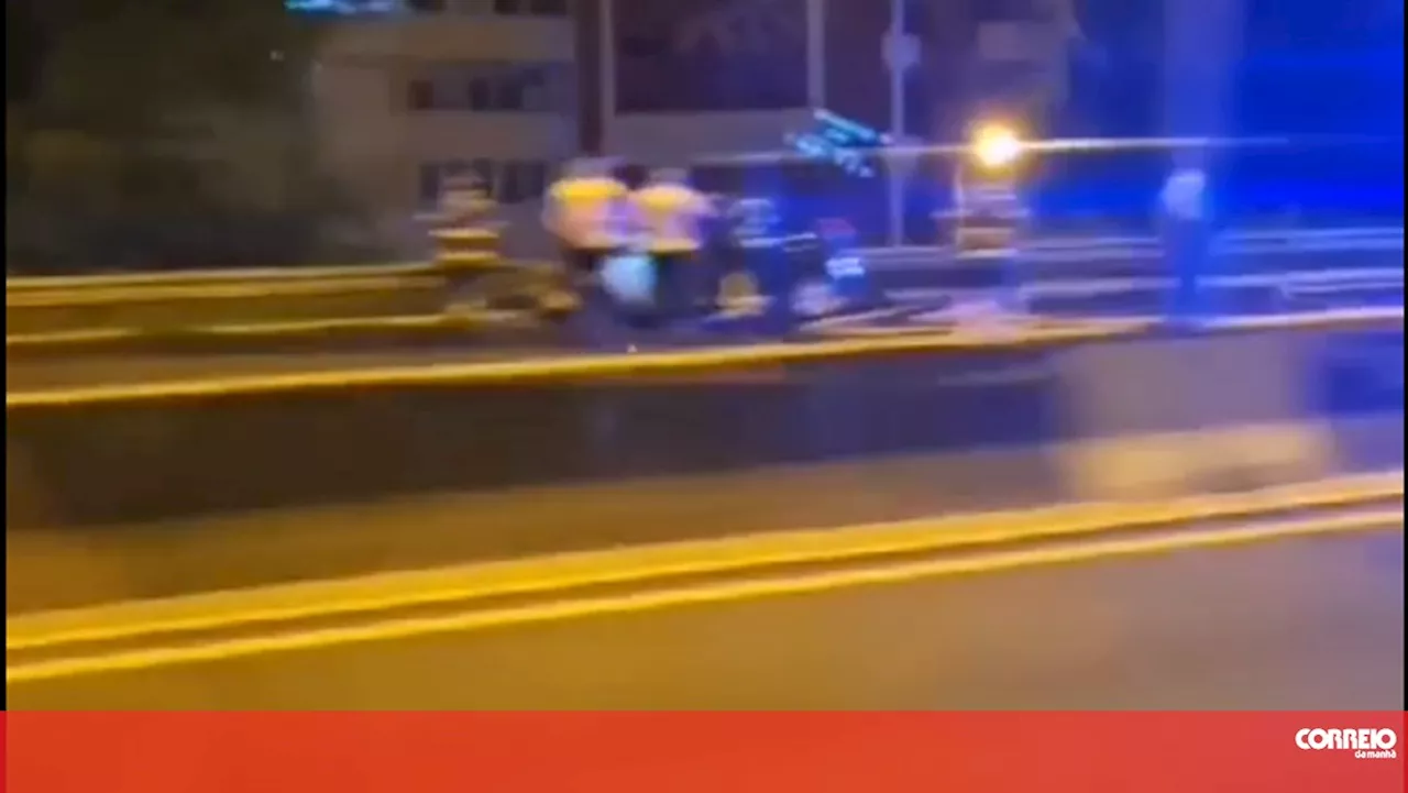 Carro arde durante madrugada na Segunda Circular em Lisboa