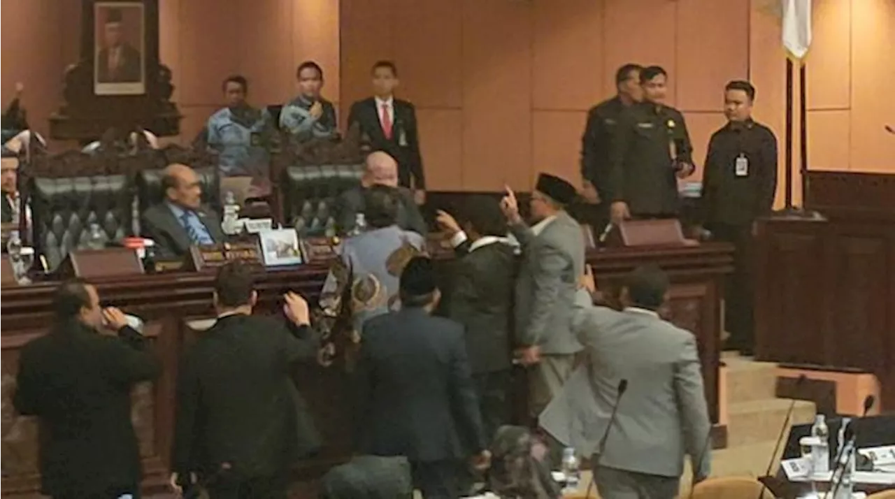 Rapat Paripurna DPD Ricuh! Senator Ramai-Ramai Datangi Meja LaNyalla