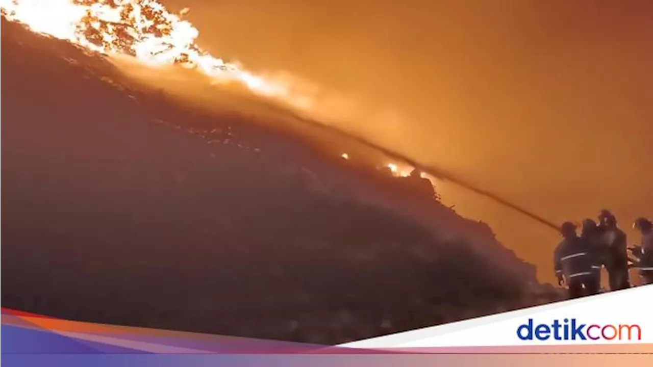 Tumpukan Sampah di TPA Kota Probolinggo Terbakar Hebat