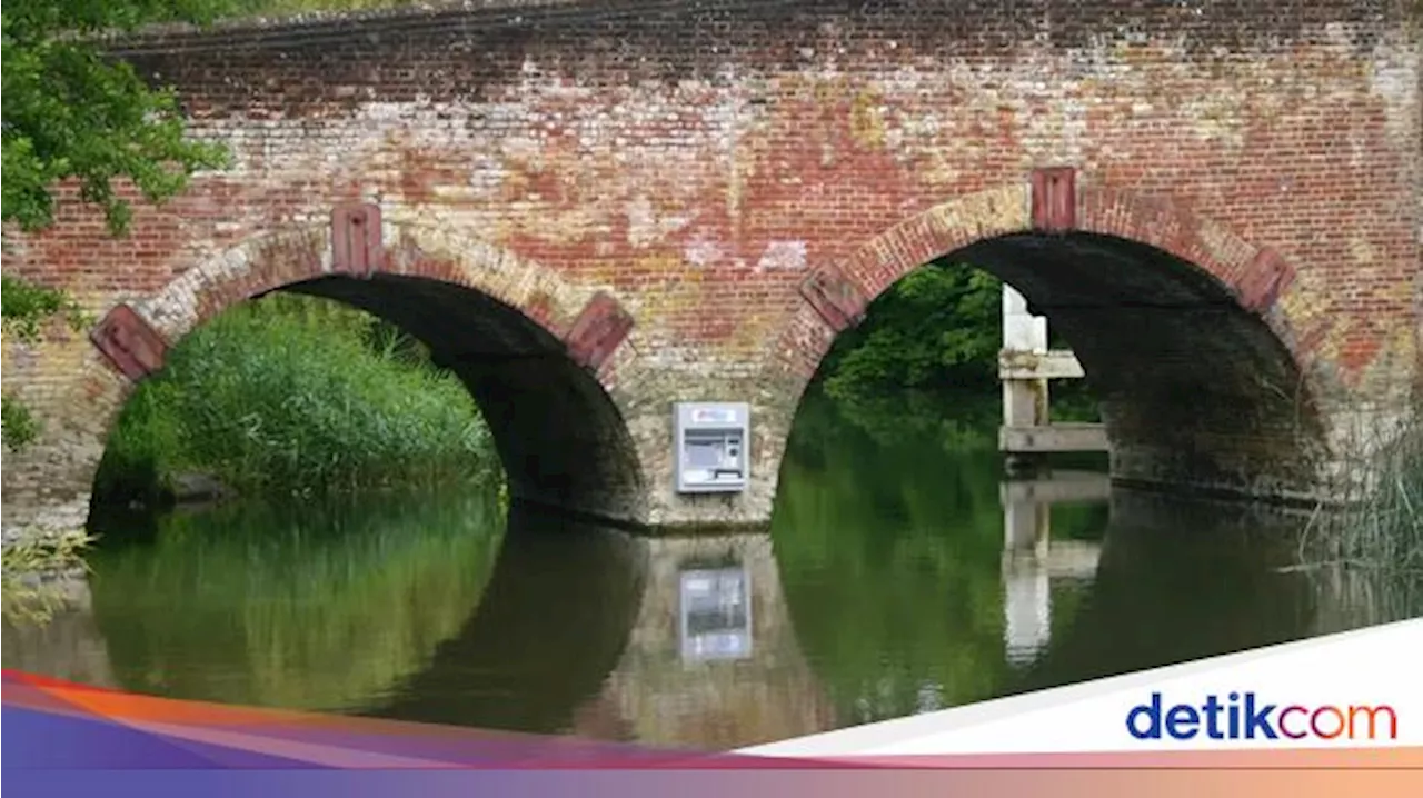 Agak Laen! Mesin ATM Ini Nempel di Tiang Jembatan Tengah Sungai