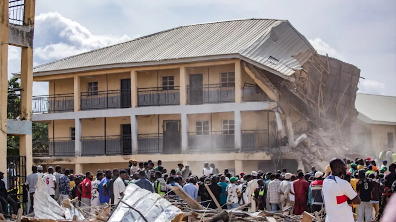 Flere dræbt og over 100 fanget i murbrokker, efter skole er styrtet sammen i Nigeria | Nyheder