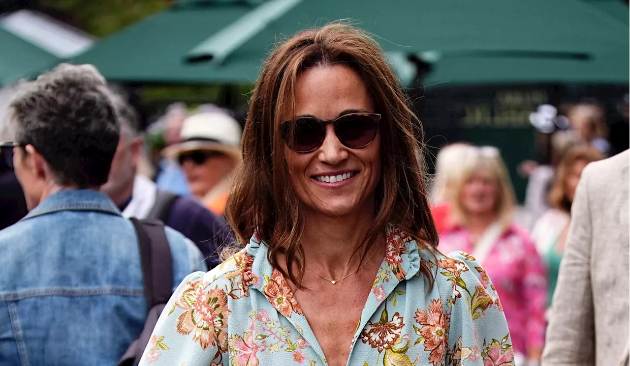 Pippa Middleton : en l'absence de sa soeur Kate, Pippa renversante en combinaison fleurie à Wimbeldon