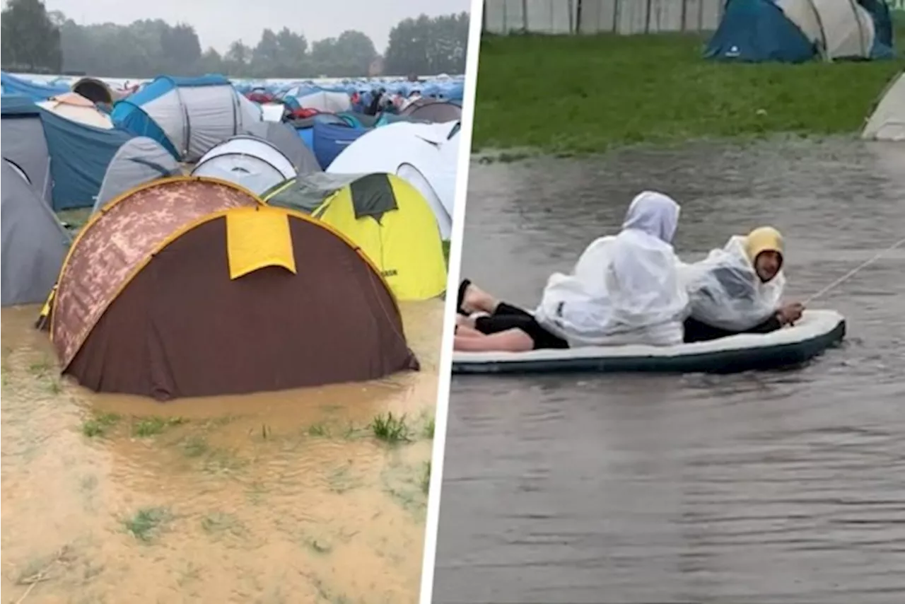 Festivalgangers worden wakker met water in hun tent: luchtmatrassen als bootjes en véél poncho’s