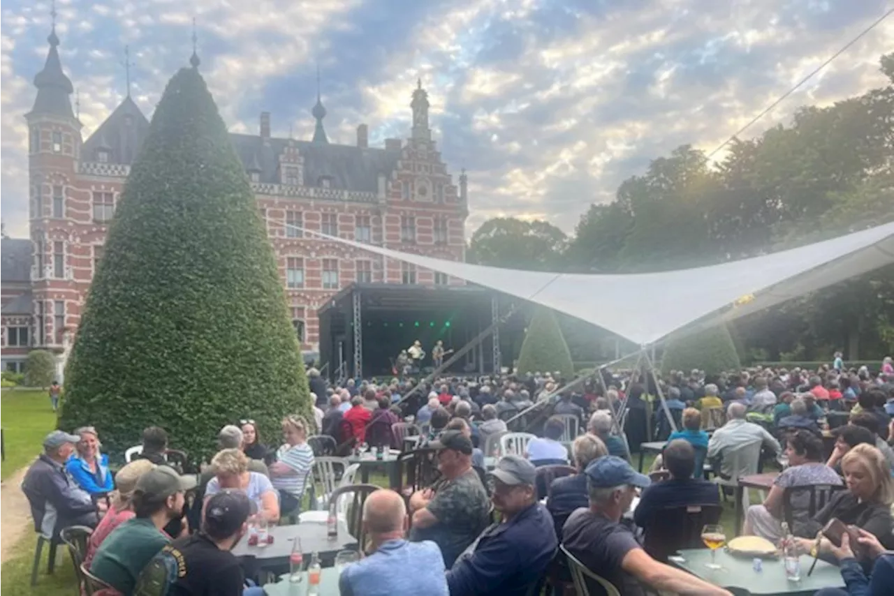 Vol huis voor de viering van 11 juli na de zomerwandeling