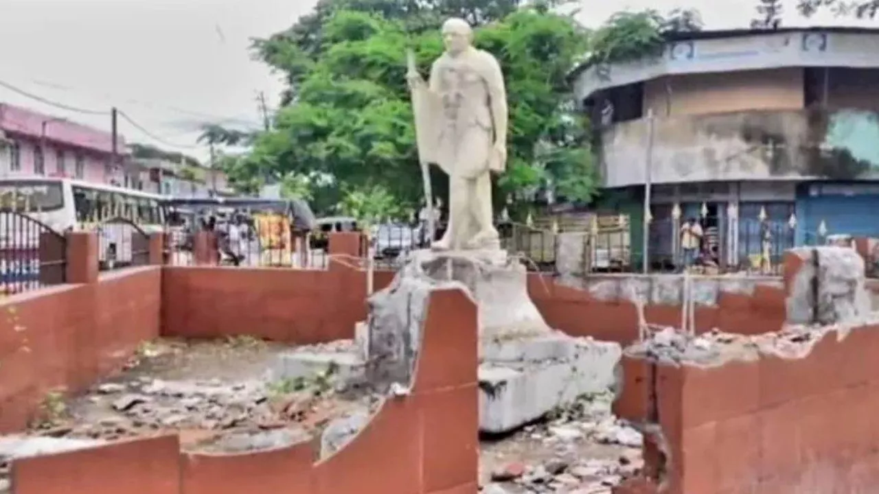 घंटाघर बनाने के लिए उखाड़ दी महात्मा गांधी की प्रतिमा, असम में मचा सियासी हंगामा; CM हिमंत ने दी ये सफाई