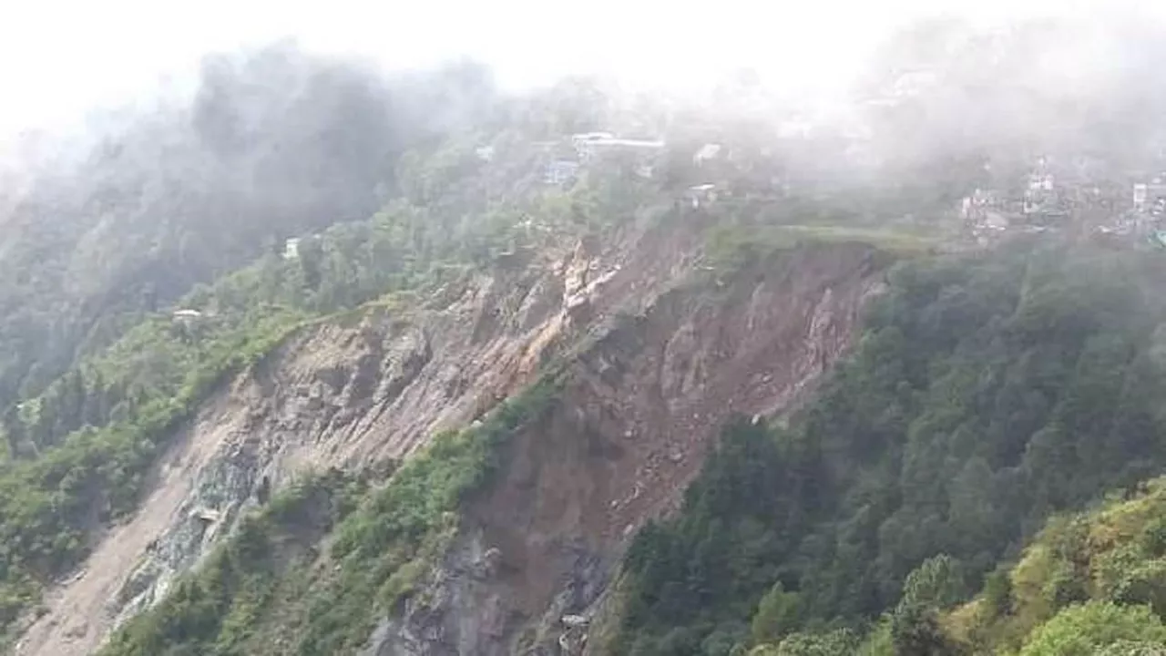 Nepal Landslide: नेपाल में भूस्खलन से दो बसें त्रिशूली नदी में बहीं, 63 यात्रियों के पानी में बहने की खबर