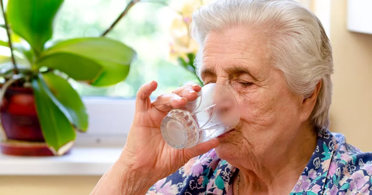 Unterschätzte Gefahr: Warum ältere Menschen oft zu wenig wenig trinken