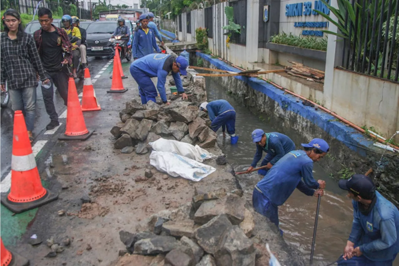 Galian Saluran Air dan Listrik Bikin Macet, Heru Budi Minta Maaf