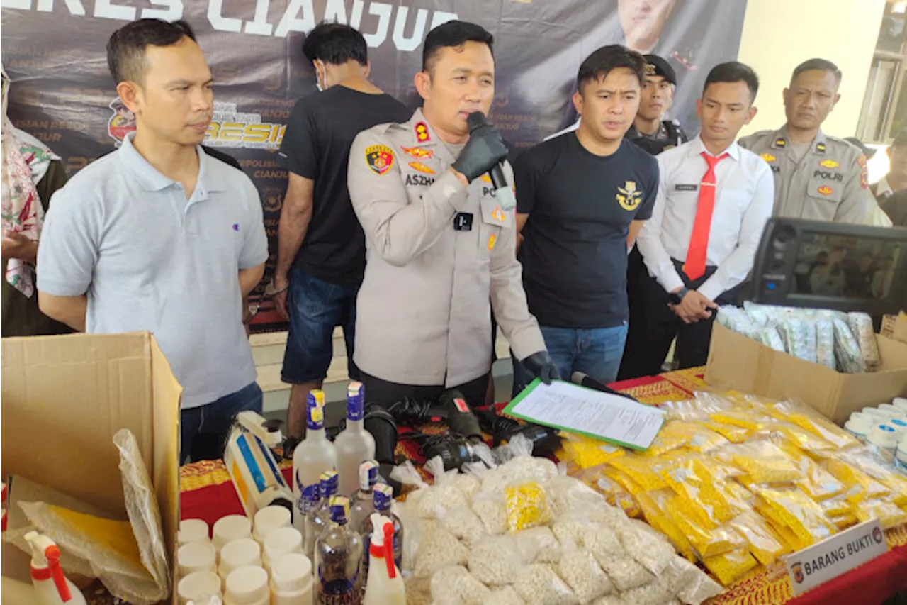 Polisi Gerebek Pabrik Obat Keras di Puncak Cianjur, 4 Orang Diamankan