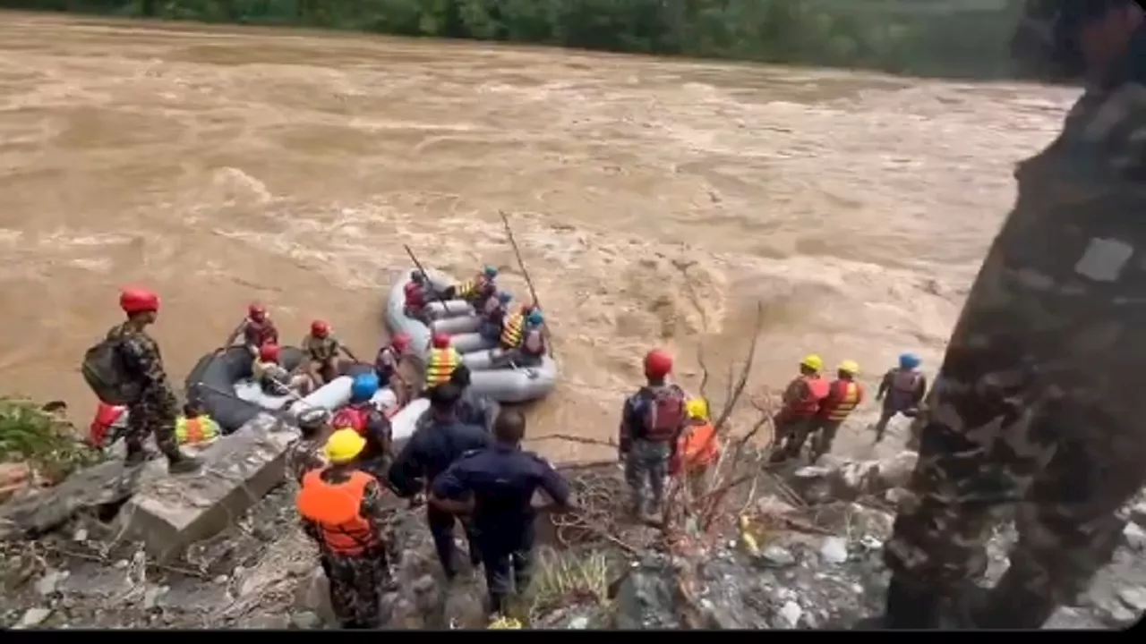 Nepal Landslide: नेपाल में भूस्खलन, नदी में बहीं दो बसें, 7 भारतीयों की मौत