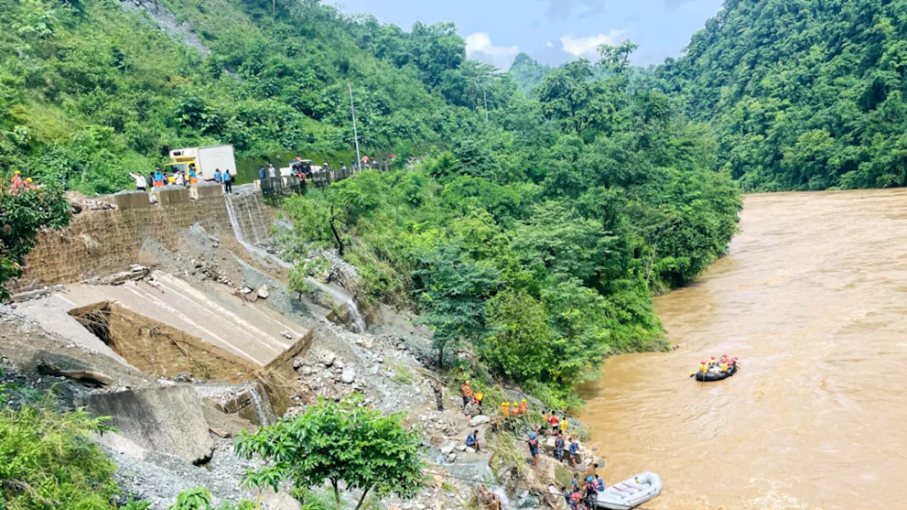 Busse von Erdrutsch erfasst: Mehr als 60 Vermisste in Nepal