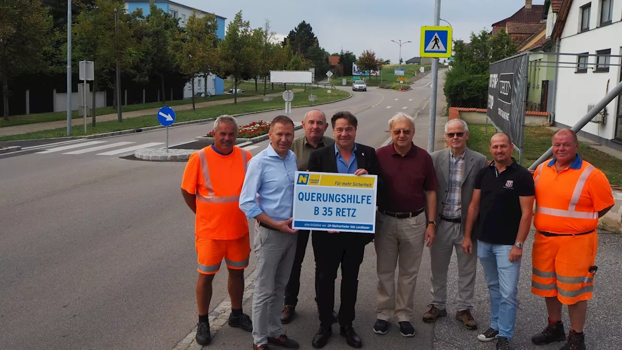 Ein Abbiegestreifen in Retz weg, eine Querungshilfe dazu