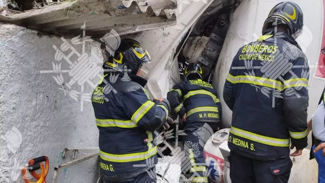 Revolvedora vuelca sobre un auto y un puesto de metal en Álvaro Obregón