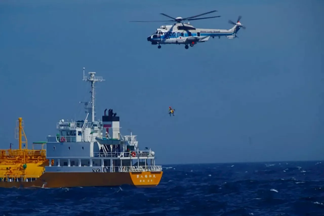 Mulher resgatada a 80 quilómetros da costa do Japão depois de passar 36 horas à deriva