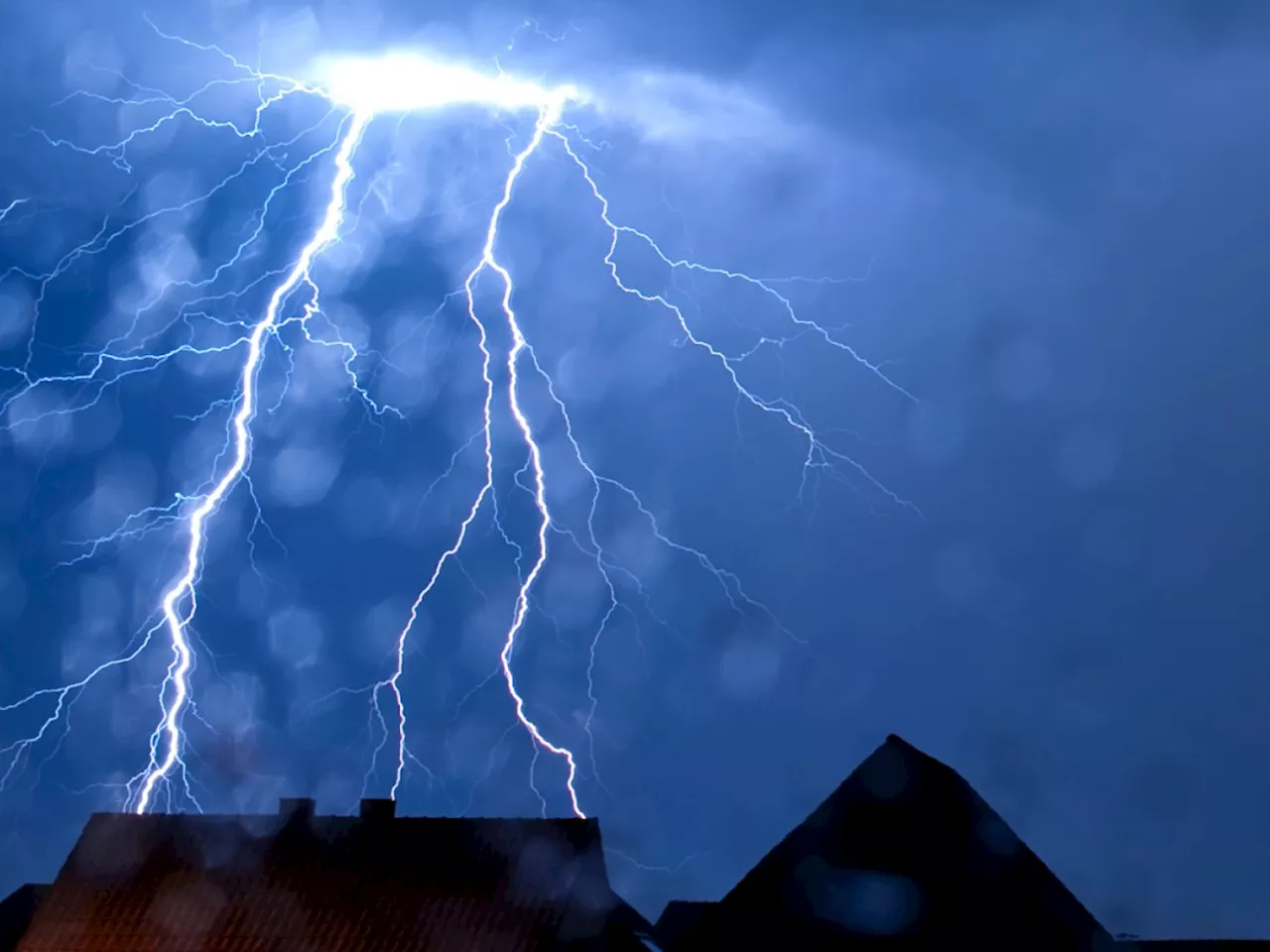 Gewitter führen in zwei Bündner Gemeinden zu Stromunterbrüchen