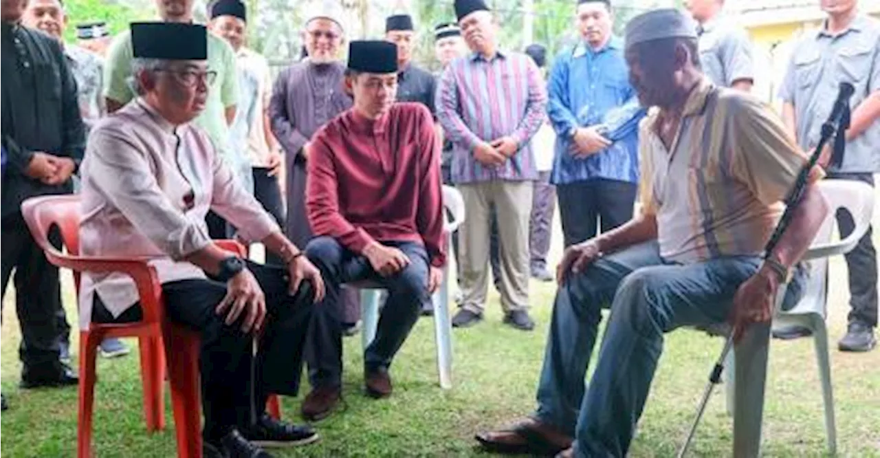 Pahang Sultan mingles with villagers during visit to Kampung Tekek, Tioman