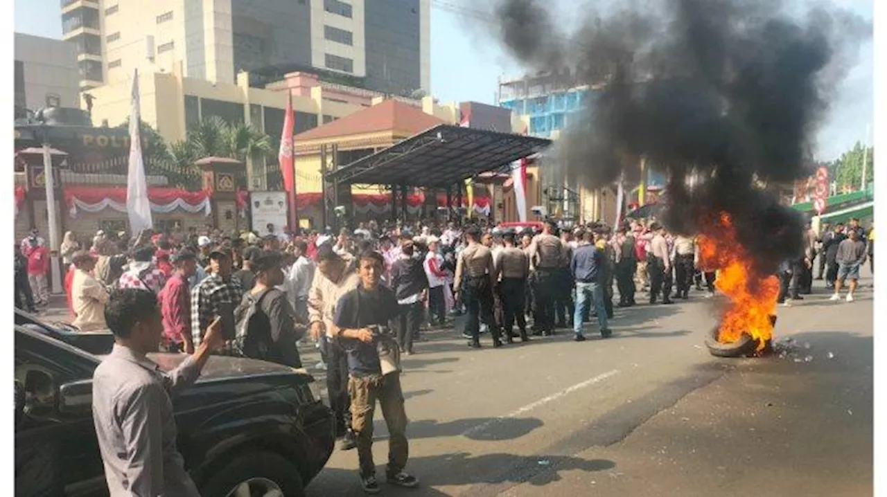 Massa Demo Desak Kapolda NTT Dicopot Geruduk Mabes Polri, Tutup Jalan hingga Bakar Ban