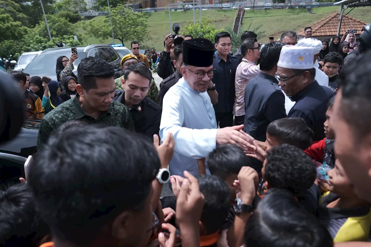 Anwar sertai solat Jumaat bersama rakyat di Surau An-Najah, Presint 9