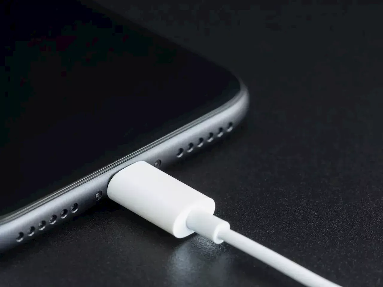 5 common mistakes to avoid when charging your phone