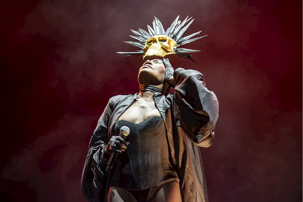 Grace Jones sacó el hula-hop y esclavizó con su ritmo al público de Bilbao