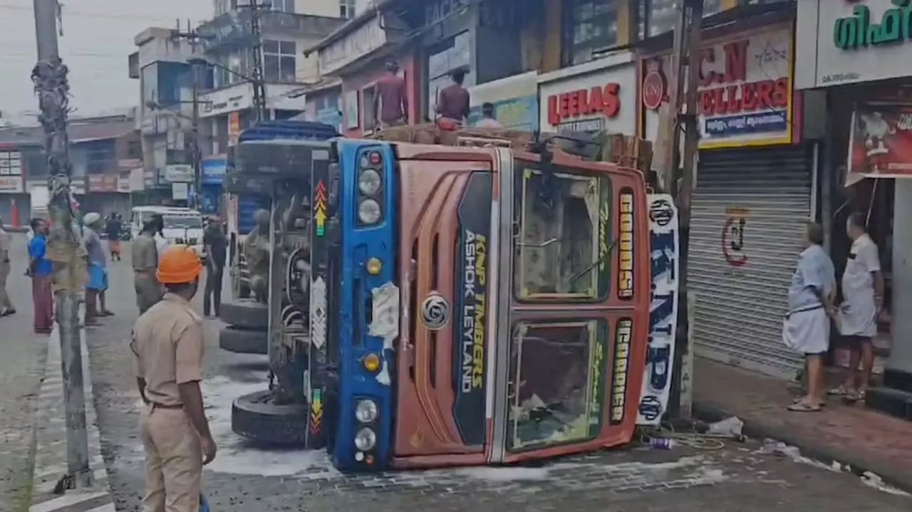 Road Accident: കോതമംഗലത്ത് തടി കയറ്റിവന്ന ലോറി മറിഞ്ഞു; ആർക്കും പരിക്കില്ല!