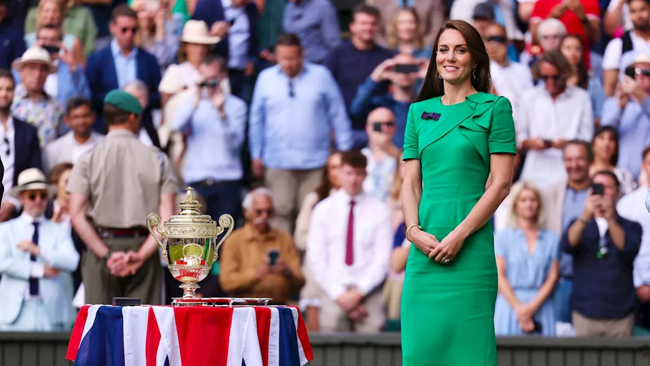 Prinzessin Kate wird in Wimbledon die Trophäe übergeben