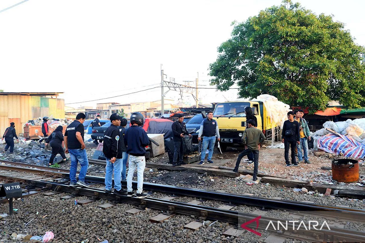 Kriminal kemarin, gerebek Kampung Muara Bahari hingga pengeroyokan