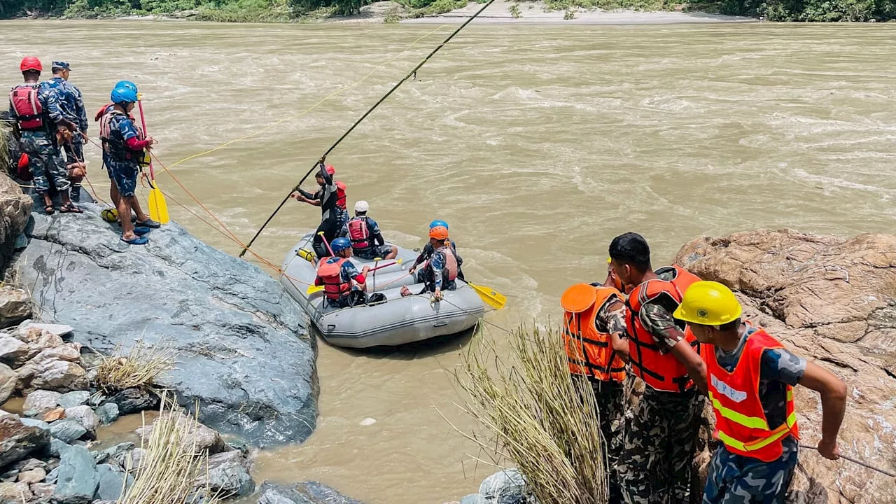 Nepal: Fluss reißt zwei Busse mit! 50 Vermisste