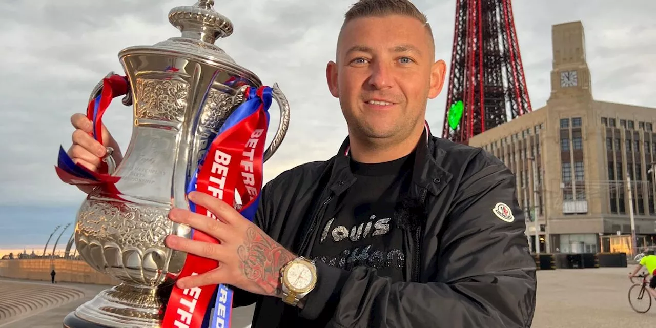 Der ikonische Blackpool Tower wird zu Ehren des Titelverteidigers Nathan Aspinall rot