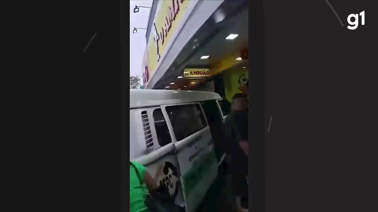 Kombi de transporte alternativo perde controle, invade loja em Bonsucesso e deixa feridos