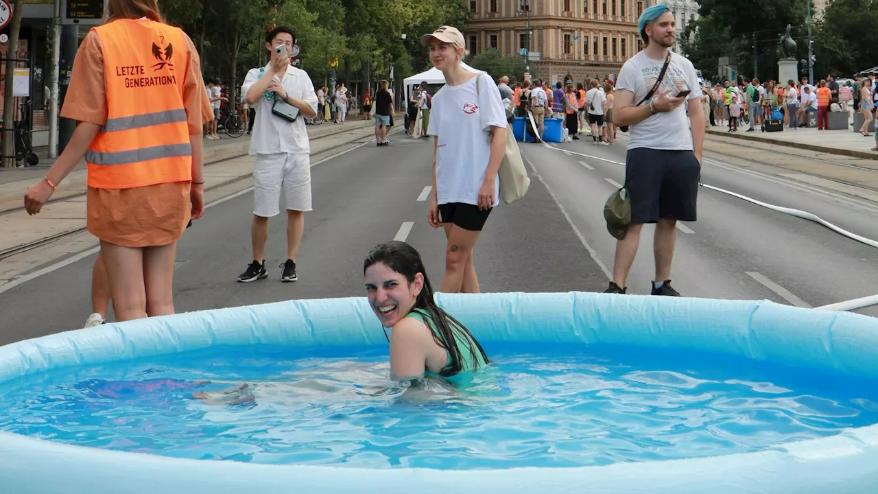 Klimakleber plantschen aus Protest vor Parlament