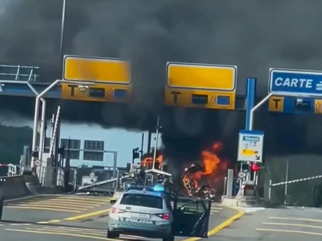 Lo schianto contro il casello e le fiamme. L'inferno a Gallarate, morto un 58enne