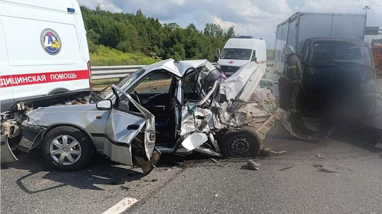 Четыре человека пострадали в массовом ДТП в Санкт-Петербурге