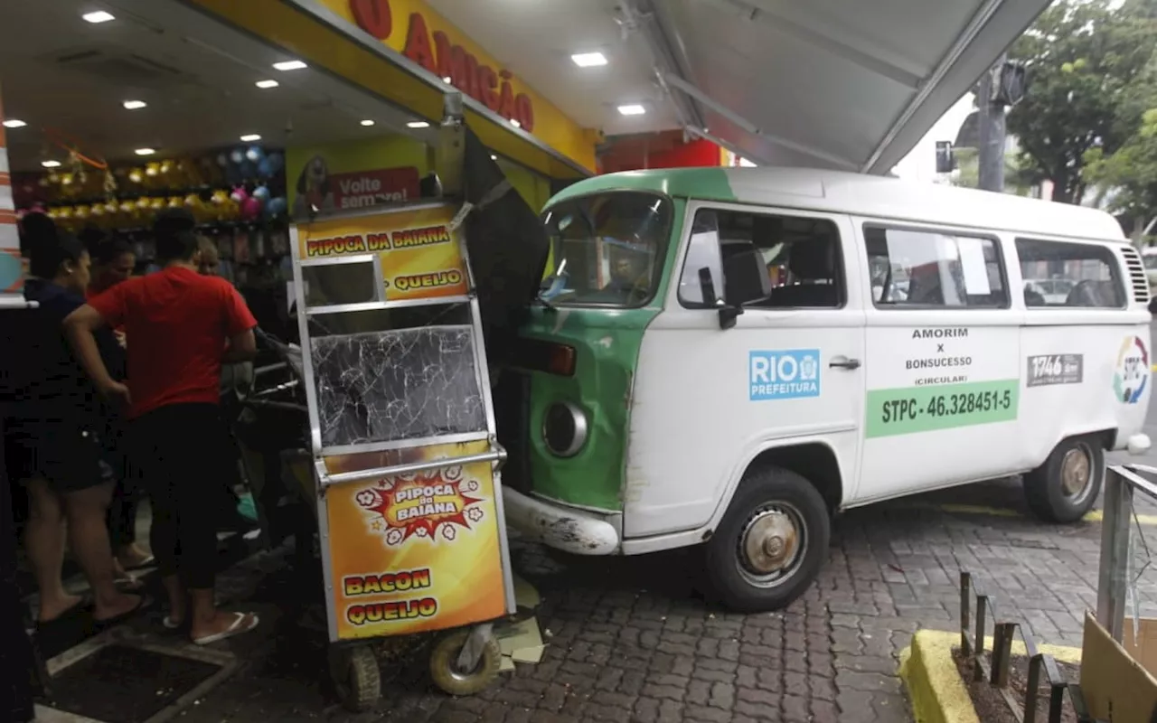 Kombi invade loja em Bonsucesso e deixa quatro mulheres feridas